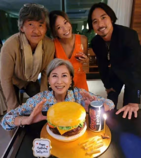 61歲葉倩文為38歲繼子慶生，花甲年「頭髮花白」堅持不染髮，一家人合照「俏皮吐舌模樣」網驚呼：還是很美
