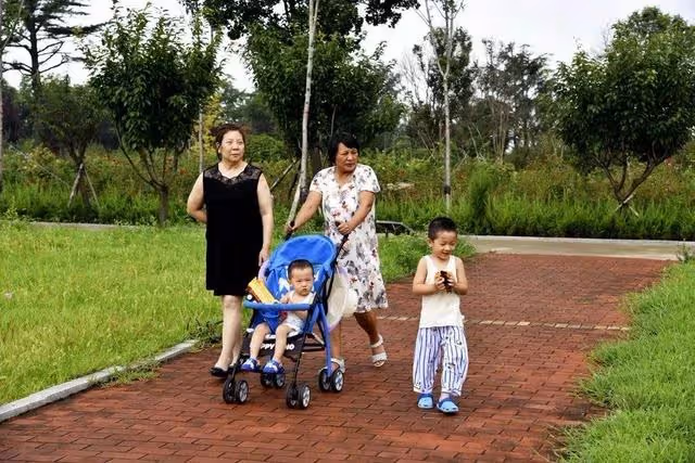 兒女同時生孩子!58歲嬤不捨女兒「第一時間先顧外孫」5年後抱孫子「他童言童語說了句話」讓人心痛