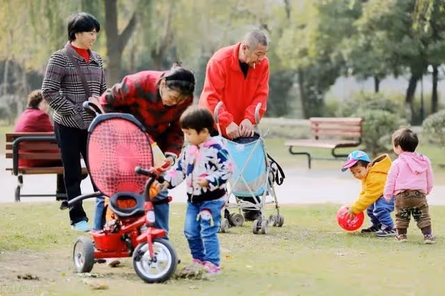 兒女同時生孩子！58歲嬤不捨女兒「第一時間先顧外孫」5年後抱孫子「他童言童語說了句話」讓人心痛
