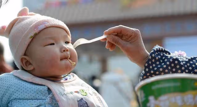 生下龍鳳胎,婆婆不讓我「給兒子換尿布」 有一天趁婆婆下去買菜,偷偷解開兒子的尿布後我哭了