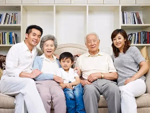 住在兒子家14年,聽到兒媳和兒子的對話,我和老伴連夜逃回了老家