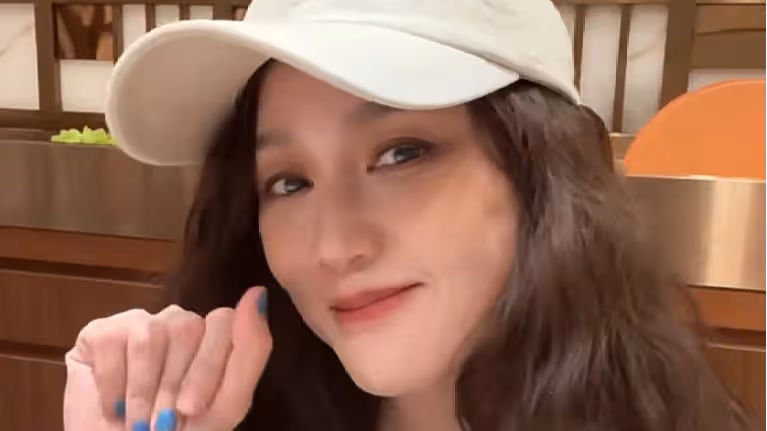 44歲陳喬恩近照曝光，無濾鏡懟臉拍臉上雀斑搶鏡，嘴角笑紋好真實