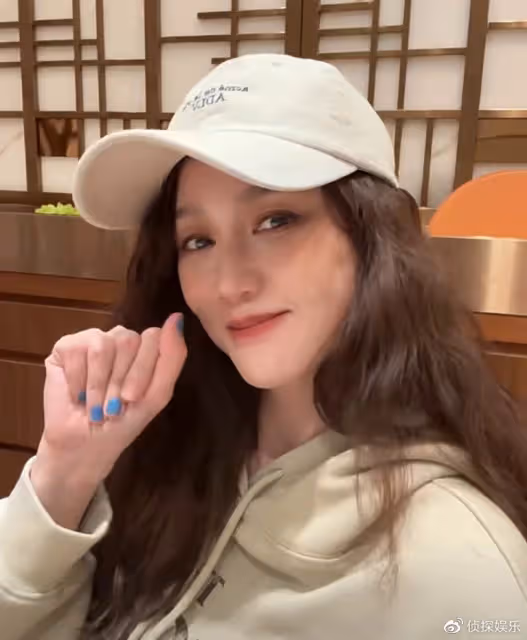 44歲陳喬恩近照曝光,無濾鏡懟臉拍臉上雀斑搶鏡,嘴角笑紋好真實