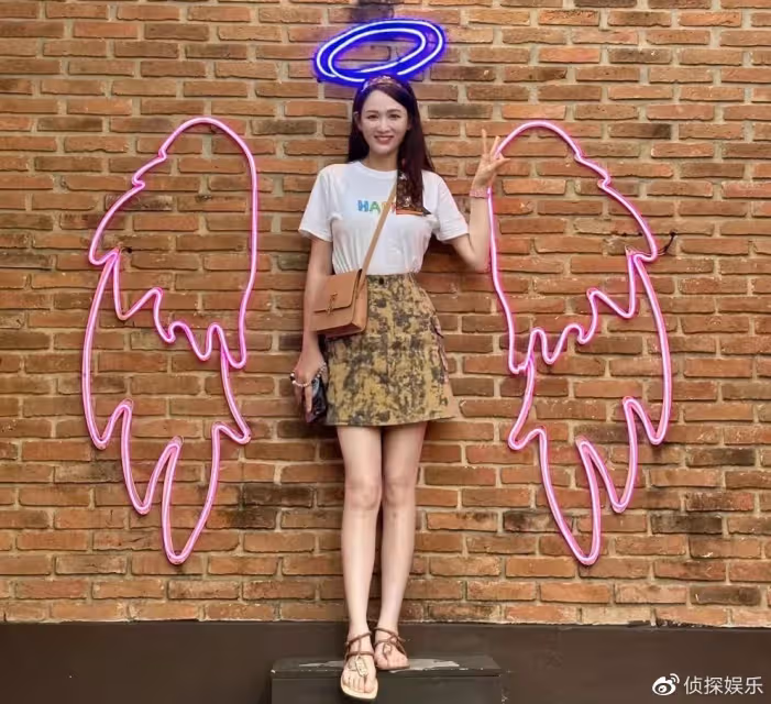 44歲陳喬恩近照曝光,無濾鏡懟臉拍臉上雀斑搶鏡,嘴角笑紋好真實