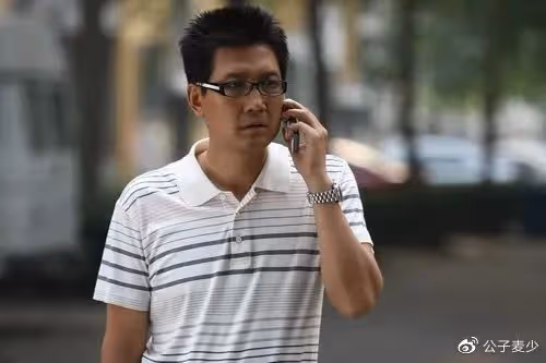 演員李崇霄51歲去世，留下妻女悲痛欲絕，再也不能一起過父親節了