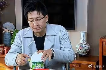 演員李崇霄51歲去世，留下妻女悲痛欲絕，再也不能一起過父親節了