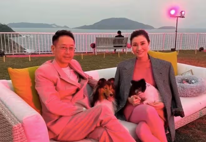 郭晶晶名媛聚會疑被排擠,合影時被擠到最後難露臉,李嘉欣站C位