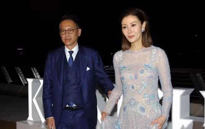 郭晶晶名媛聚會疑被排擠,合影時被擠到最後難露臉,李嘉欣站C位