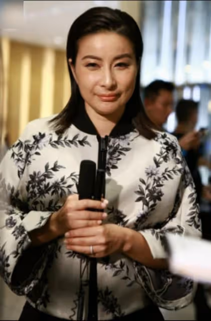 郭晶晶名媛聚會疑被排擠,合影時被擠到最後難露臉,李嘉欣站C位