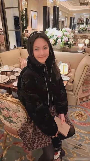 李湘否認主持浪姐,意外曝光女兒生圖,王詩齡臉寬頭大像變了個人
