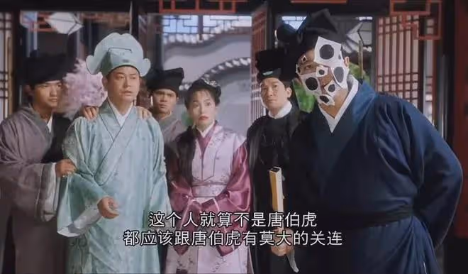 周星馳罕見現身北京，與石榴姐打卡網紅店，他低頭玩手機無參與感