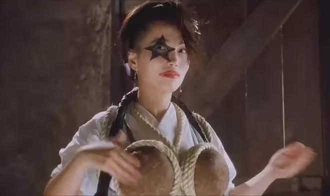 周星馳罕見現身北京，與石榴姐打卡網紅店，他低頭玩手機無參與感