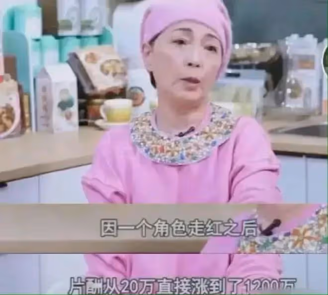 周星馳罕見現身北京,與石榴姐打卡網紅店,他低頭玩手機無參與感