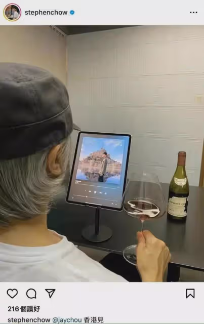 周星馳罕見現身北京,與石榴姐打卡網紅店,他低頭玩手機無參與感