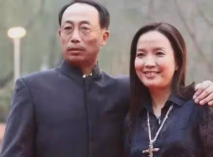 孫海英呂麗萍移美近況:送車、衣服、幫丟垃圾,網友:像奴才丫鬟