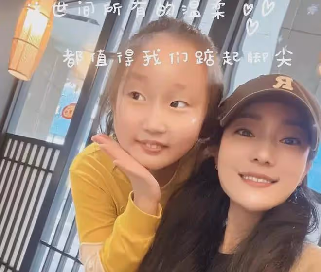 9歲網紅楊子鈺翻車?知情人曝爸媽離婚內幕,親媽直播痛哭惹人憐