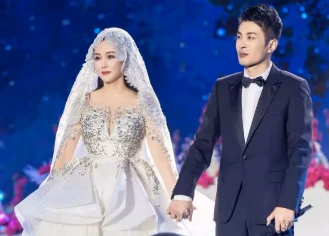網紅國岳夫婦為女兒慶滿月,多位大V隨禮500萬,明星集體成小丑