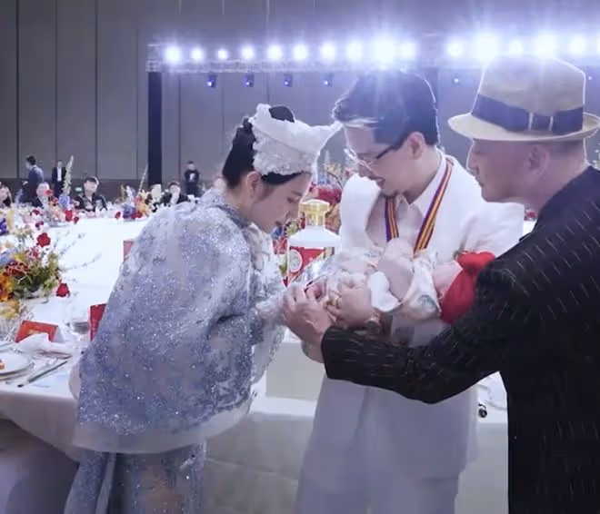 網紅國岳夫婦為女兒慶滿月,多位大V隨禮500萬,明星集體成小丑