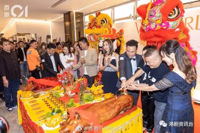 與黃宗澤出活動被瘋狂隔空集郵！胡定欣淡妝獲讚年輕分享保養心得