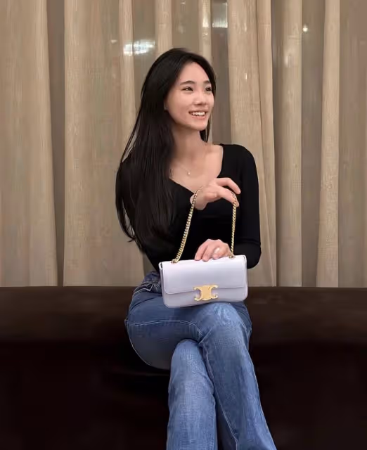 小S15歲二女兒曬美照，秀美背和小蠻腰，被贊像大S可當她的接班人