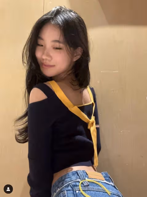 小S15歲二女兒曬美照，秀美背和小蠻腰，被贊像大S可當她的接班人