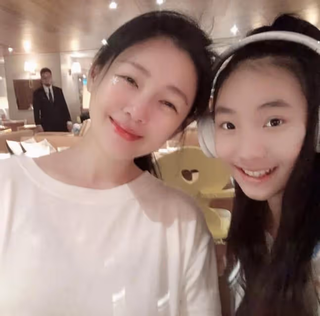 小S15歲二女兒曬美照，秀美背和小蠻腰，被贊像大S可當她的接班人