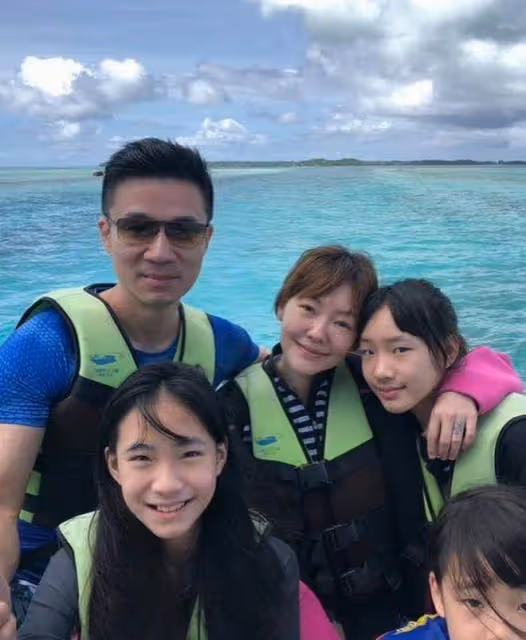 小S15歲二女兒曬美照，秀美背和小蠻腰，被贊像大S可當她的接班人