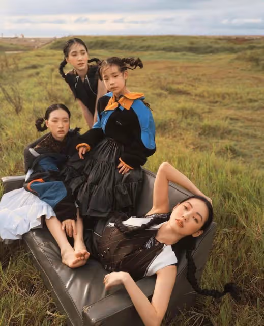 小S15歲二女兒曬美照，秀美背和小蠻腰，被贊像大S可當她的接班人