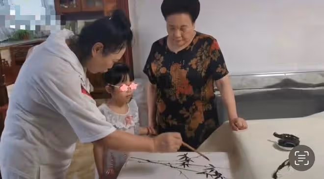 伊能靜婆婆帶孫女學國畫，米粒清晰正臉曝光，顏值逆襲丹鳳眼吸睛