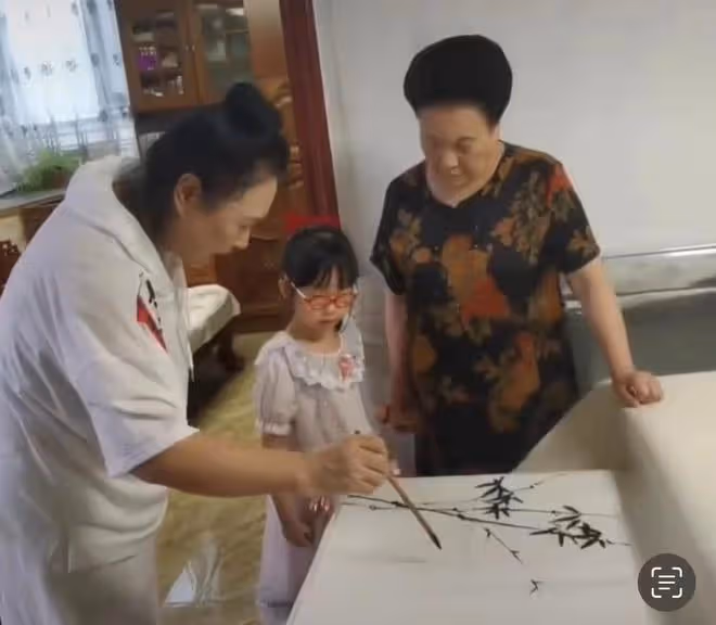 伊能靜婆婆帶孫女學國畫，米粒清晰正臉曝光，顏值逆襲丹鳳眼吸睛