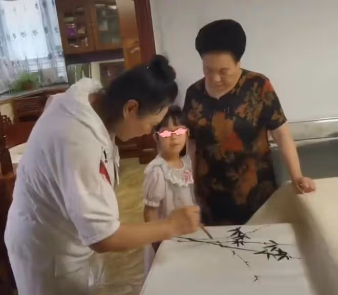 伊能靜婆婆帶孫女學國畫，米粒清晰正臉曝光，顏值逆襲丹鳳眼吸睛