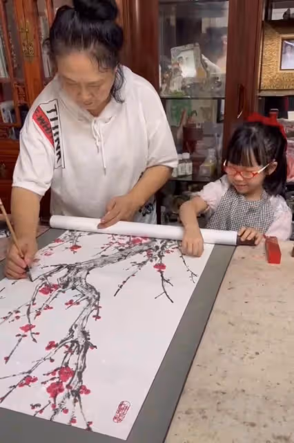 伊能靜婆婆帶孫女學國畫，米粒清晰正臉曝光，顏值逆襲丹鳳眼吸睛