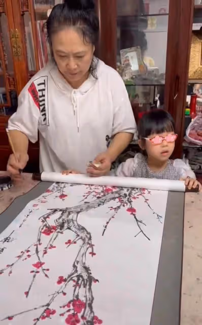 伊能靜婆婆帶孫女學國畫，米粒清晰正臉曝光，顏值逆襲丹鳳眼吸睛