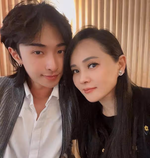 伊能靜婆婆帶孫女學國畫，米粒清晰正臉曝光，顏值逆襲丹鳳眼吸睛
