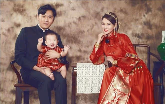 伊能靜婆婆帶孫女學國畫，米粒清晰正臉曝光，顏值逆襲丹鳳眼吸睛