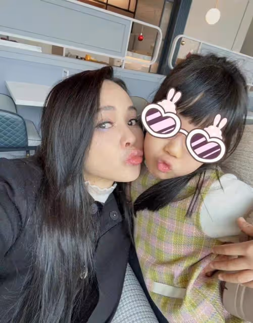 伊能靜婆婆帶孫女學國畫，米粒清晰正臉曝光，顏值逆襲丹鳳眼吸睛