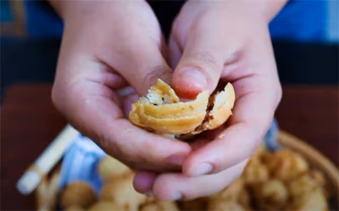 外面賣15元1斤的一口酥，在家就能做，一碰就碎，酥香脆口