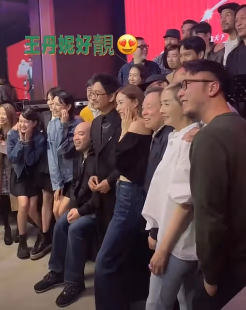 60歲影帝生日眾星雲集,名貴禮物擺滿桌,劉嘉玲毛舜筠陪著切烤豬