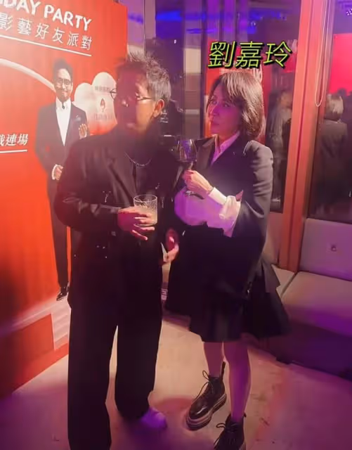 60歲影帝生日眾星雲集,名貴禮物擺滿桌,劉嘉玲毛舜筠陪著切烤豬