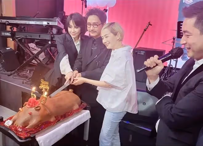 60歲影帝生日眾星雲集,名貴禮物擺滿桌,劉嘉玲毛舜筠陪著切烤豬