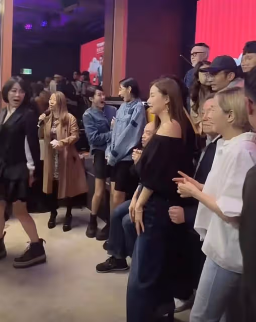 60歲影帝生日眾星雲集,名貴禮物擺滿桌,劉嘉玲毛舜筠陪著切烤豬