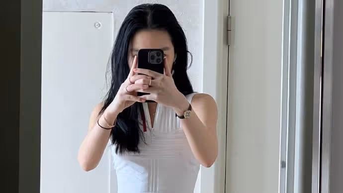 李詠21歲女兒曬近照，穿露腰裝秀馬甲線，自信明艷獲媽媽哈文稱讚