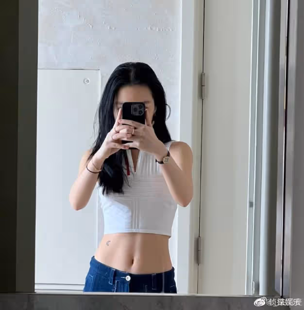 李詠21歲女兒曬近照,穿露腰裝秀馬甲線,自信明艷獲媽媽哈文稱讚