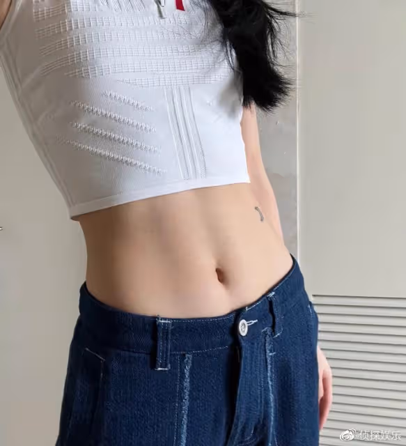 李詠21歲女兒曬近照,穿露腰裝秀馬甲線,自信明艷獲媽媽哈文稱讚