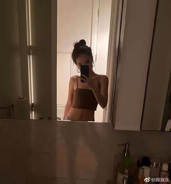 李詠21歲女兒曬近照,穿露腰裝秀馬甲線,自信明艷獲媽媽哈文稱讚