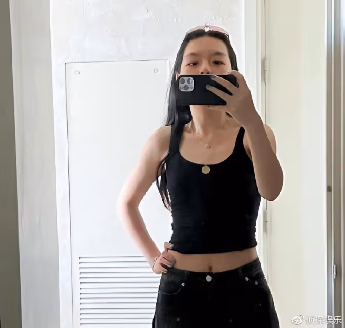 李詠21歲女兒曬近照,穿露腰裝秀馬甲線,自信明艷獲媽媽哈文稱讚