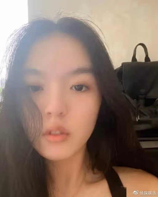 李詠21歲女兒曬近照,穿露腰裝秀馬甲線,自信明艷獲媽媽哈文稱讚