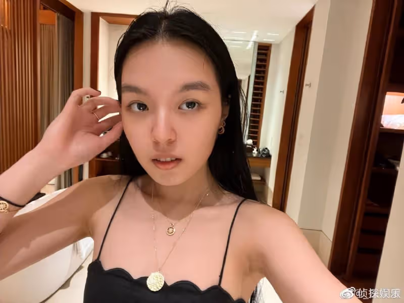 李詠21歲女兒曬近照,穿露腰裝秀馬甲線,自信明艷獲媽媽哈文稱讚