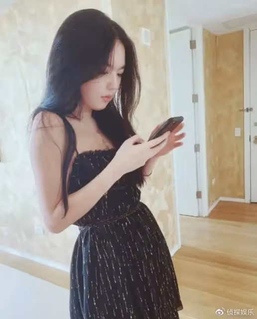 李詠21歲女兒曬近照,穿露腰裝秀馬甲線,自信明艷獲媽媽哈文稱讚