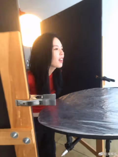 李詠21歲女兒曬近照,穿露腰裝秀馬甲線,自信明艷獲媽媽哈文稱讚